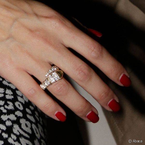 As unhas vermelhas de Olivia Palermo completam com eleg?ncia e sensualidade um look todo baseado em preto e branco